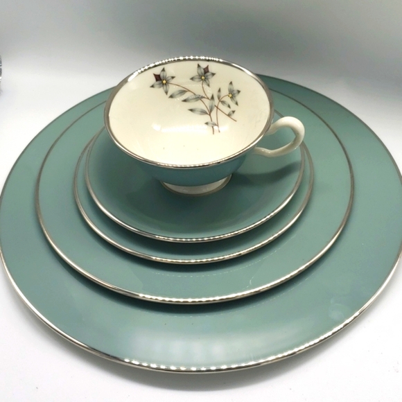 LENOX KINGSLEY X445 CHINA SERVICE for (4) 5 piece setting/ Platter/Replacements - Picture 4 of 16